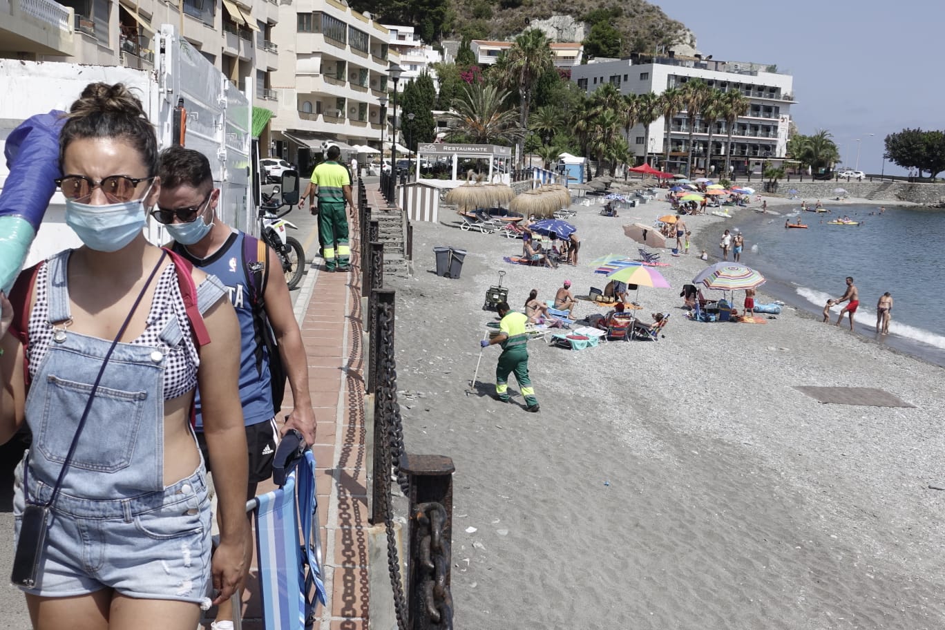 La Policía Local ha tenido que emplearse a fondo este domingo en la playa del Cotobro