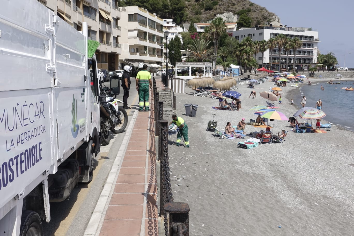 La Policía Local ha tenido que emplearse a fondo este domingo en la playa del Cotobro