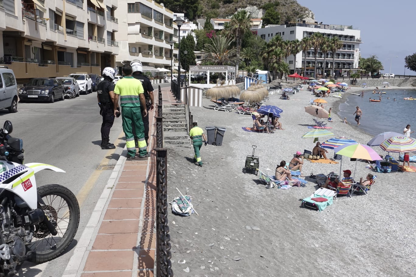 La Policía Local ha tenido que emplearse a fondo este domingo en la playa del Cotobro