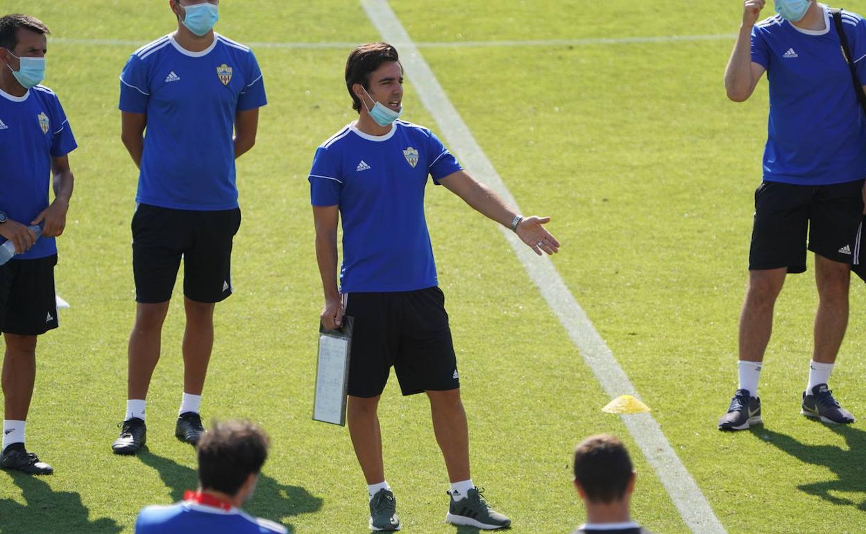 Mario Silva se dirige a los jugadores durante uno de los últimos entrenamientos. 