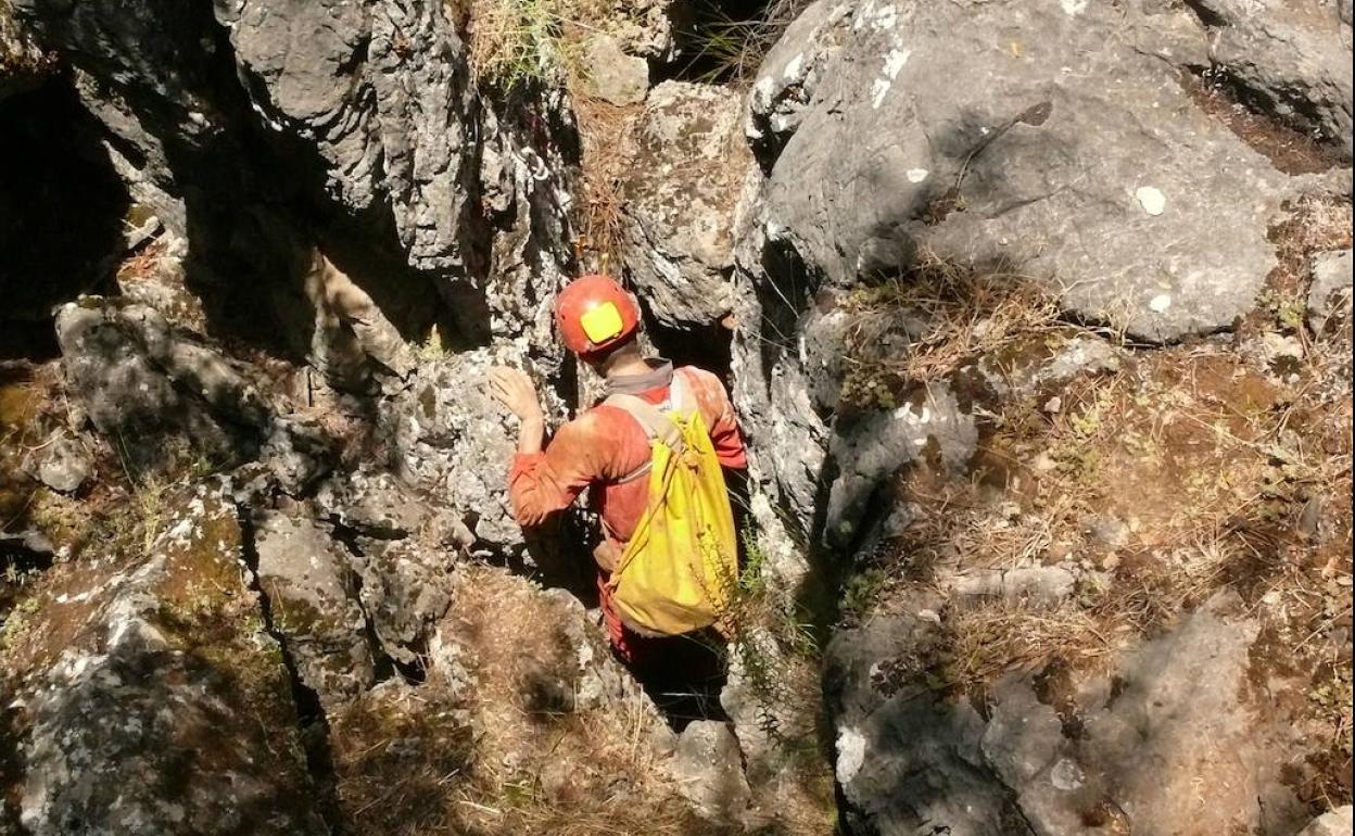 Miembros del GEV durante la exploración. 