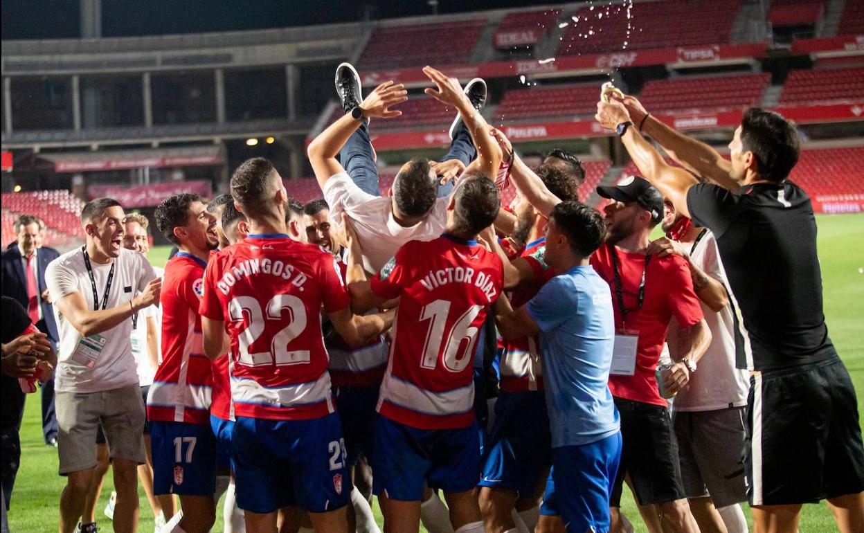 Los futbolistas del Granada mantean a Diego Martínez durante la celebración. 