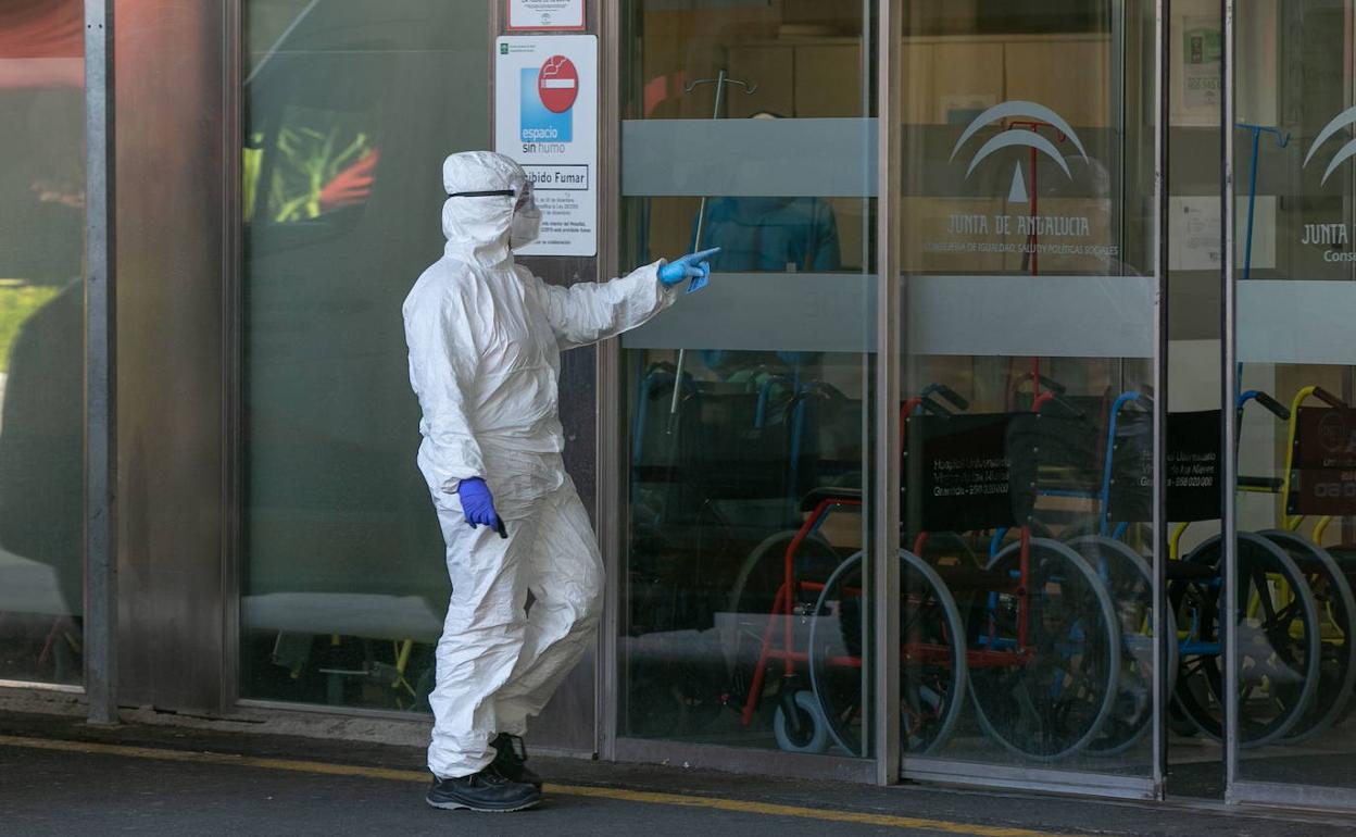 Los profesionales sanitarios temen un aumento de ingresos por los brotes en Granada: «Está en nuestras manos que no vuelvan a confinarnos y que los hospitales no se llenen»