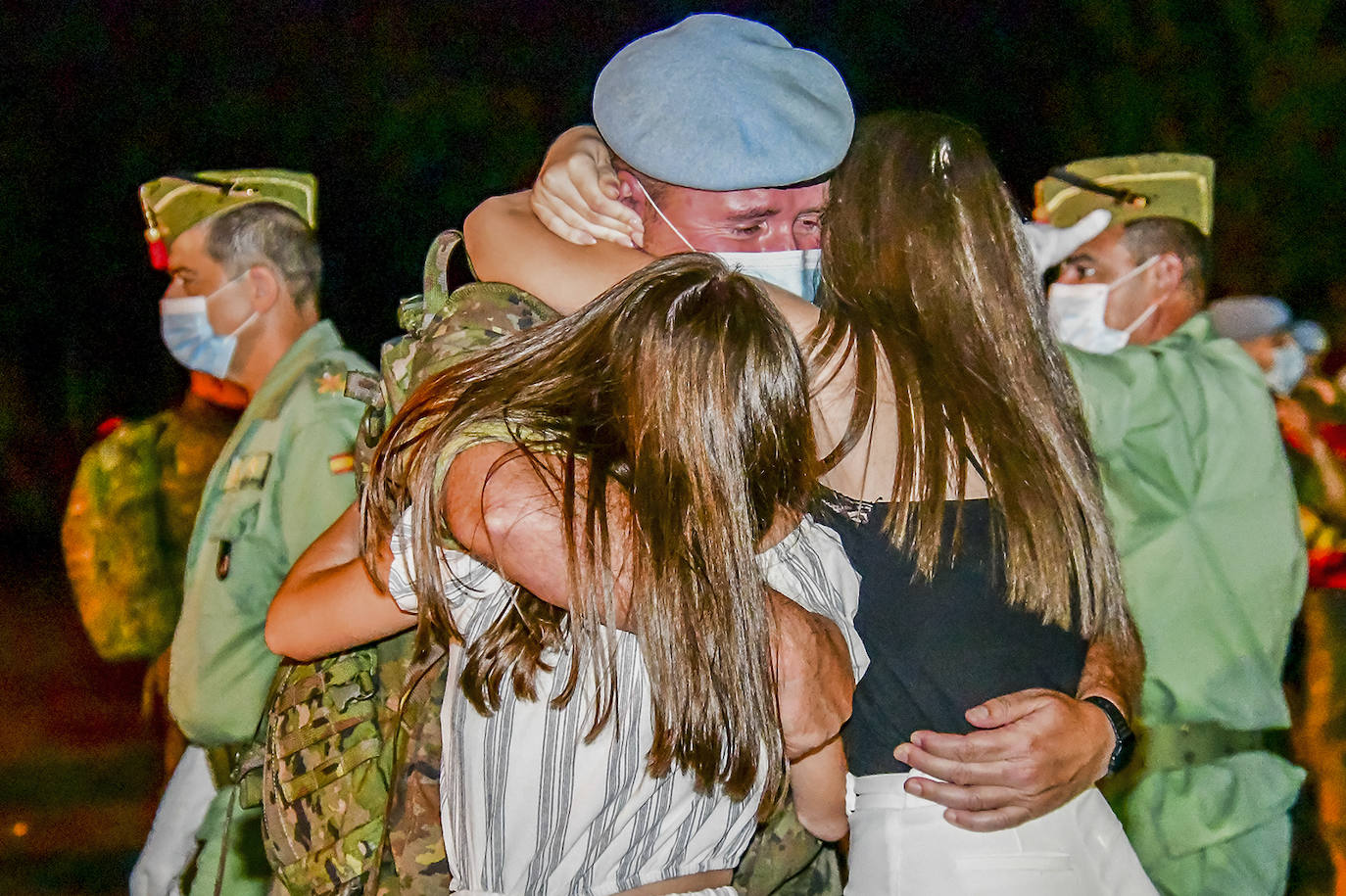 Cerca de 200 legionarios almerienses aterrizaron ayer en el Aeropuerto de El Alquián tras dar el relevo a los paracaidistas españoles para la misión del Líbano. 