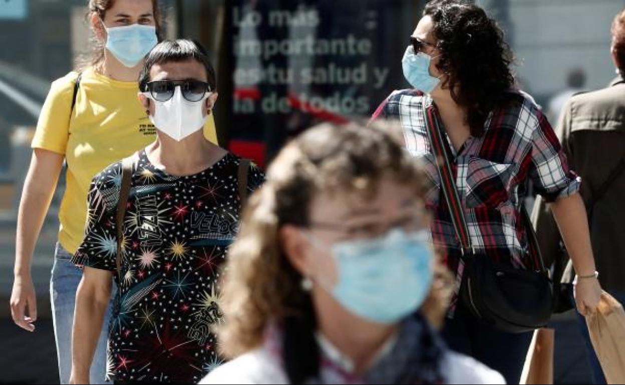 ¿Las mascarillas provocan mal aliento o manchas en los dientes? Los dentistas lo aclaran