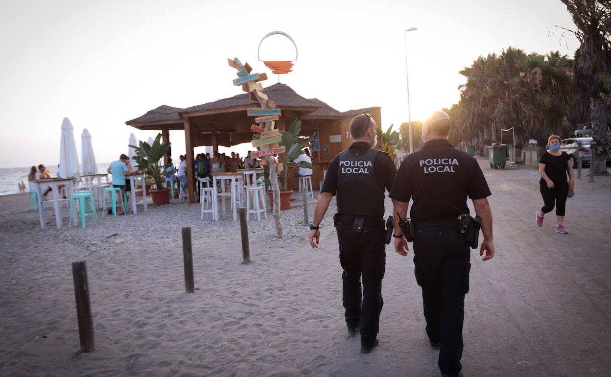 La Policía Local controlará que los chiringuitos cierren en el horario estipulado.