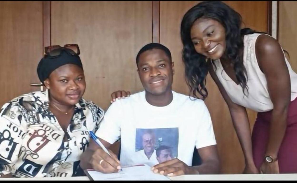 Mubarak Alhassan firma su nuevo contrato. 