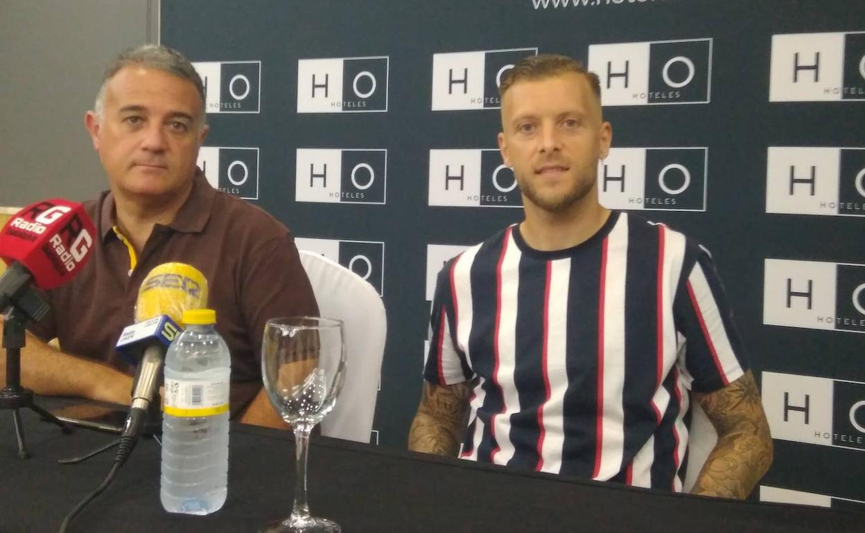 El técnico alicantino Jaime Pérez, y el defensa jienense Ramón, ayer en rueda de prensa. 