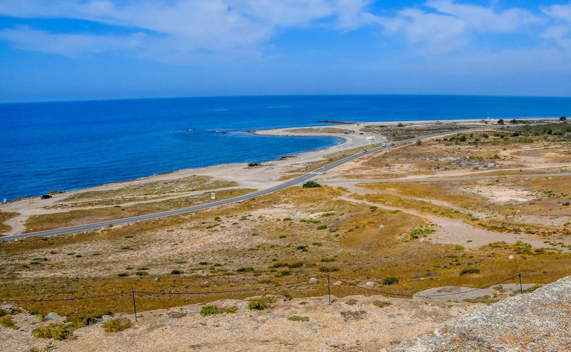 La punta del Moro protege la ensenada de Guardias Viejas. 