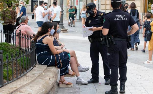 Aluvión de denuncias en un solo día en Granada por no llevar mascarilla y por botellones