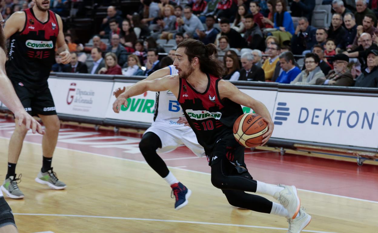 Josep Pérez rompe la defensa rival por velocidad en un partido con el Covirán. 