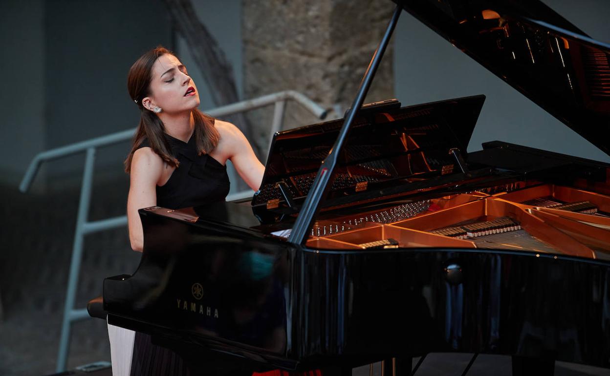 La pianista Enriqueta Somarribas, durante su actuación de anoche en el Corral del Carbón.