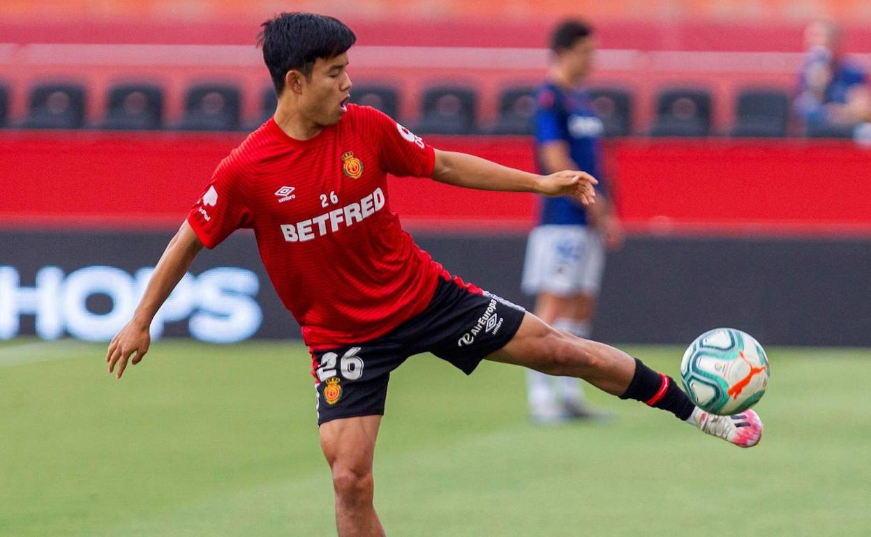 Takefusa Kubo controla el balón durante la previa de un partido con el Mallorca. 