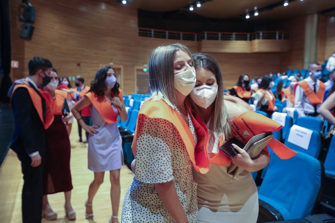 Fotos: Los recién egresados en Sociología celebran su ceremonia con medidas de seguridad