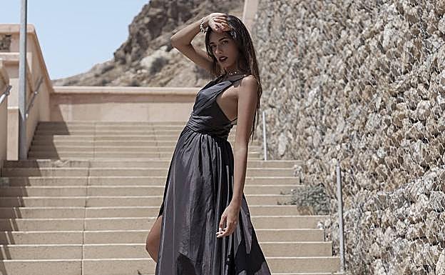 Ana García luce un vestido del diseñador almeriense Sergi Regal.
