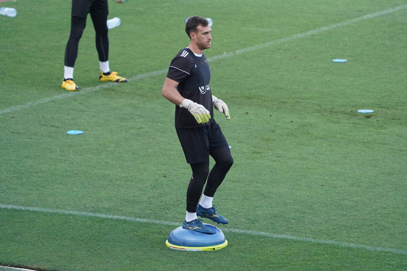 Fotos: Silva le cede los &#039;trastos&#039; a Fortes, que dirige la sesión del Almería