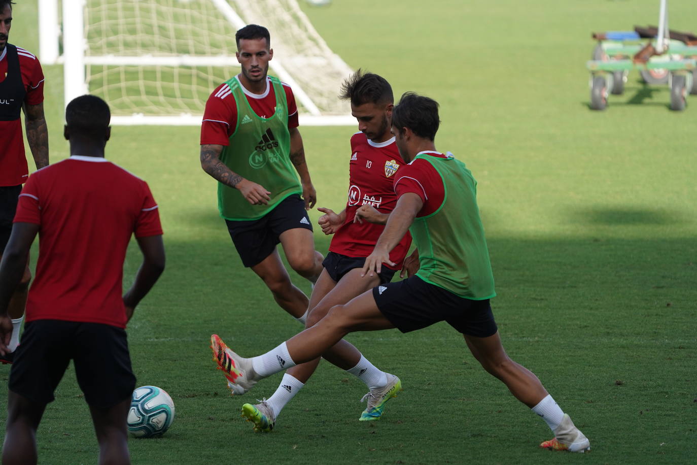 Fotos: Silva le cede los &#039;trastos&#039; a Fortes, que dirige la sesión del Almería