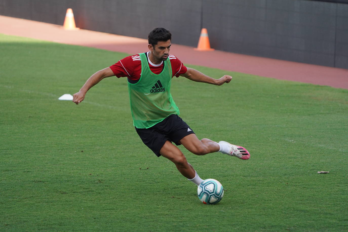 Fotos: Silva le cede los &#039;trastos&#039; a Fortes, que dirige la sesión del Almería