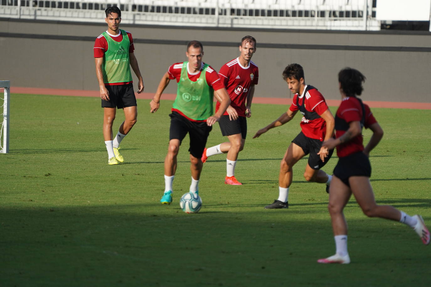 Fotos: Silva le cede los &#039;trastos&#039; a Fortes, que dirige la sesión del Almería