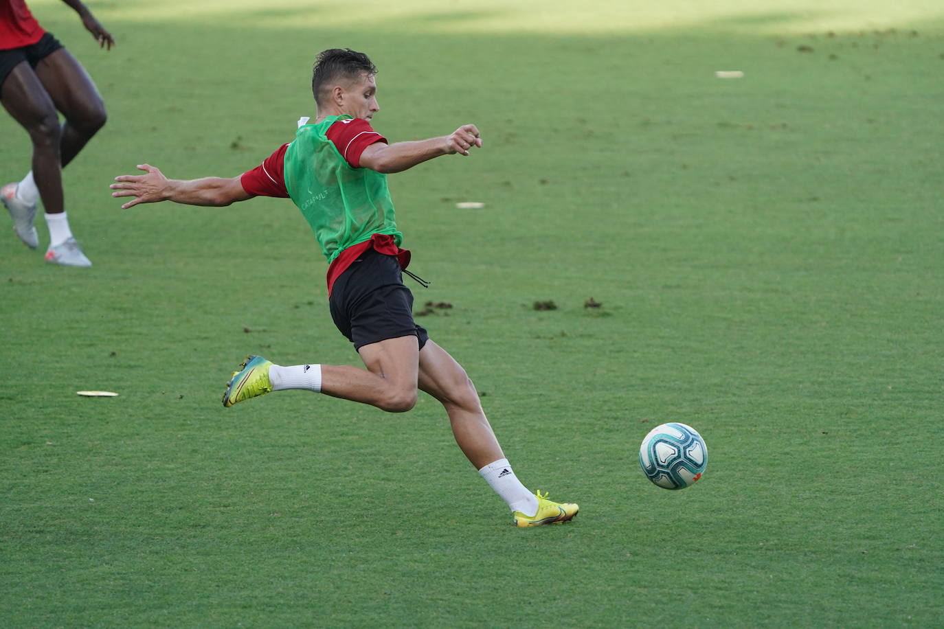 Fotos: Silva le cede los &#039;trastos&#039; a Fortes, que dirige la sesión del Almería