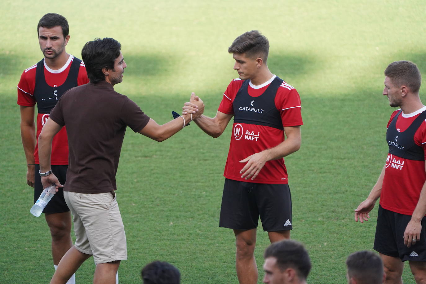 Mario Silva se despide de José Corpas en el entrenamiento de ayer. 