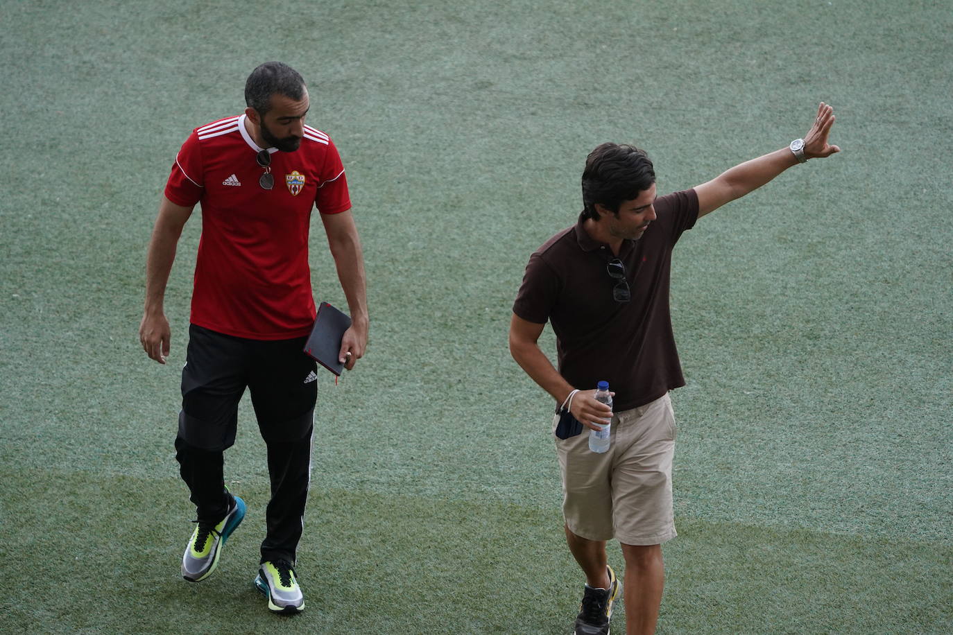 Fotos: Silva le cede los &#039;trastos&#039; a Fortes, que dirige la sesión del Almería