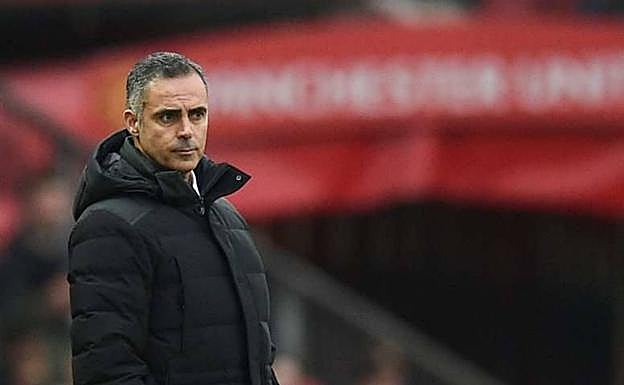 Imagen principal - Arriba, José Gomes dirigiendo un partido de la Liga Nos. Abajo, Víctor Mañas y Jesús Muñoz. 