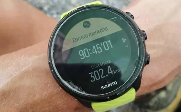 Nico Molina muestra su reloj con un cronómetro para guardar. 302,4 kilómetros en 90 horas y 45 minutos.