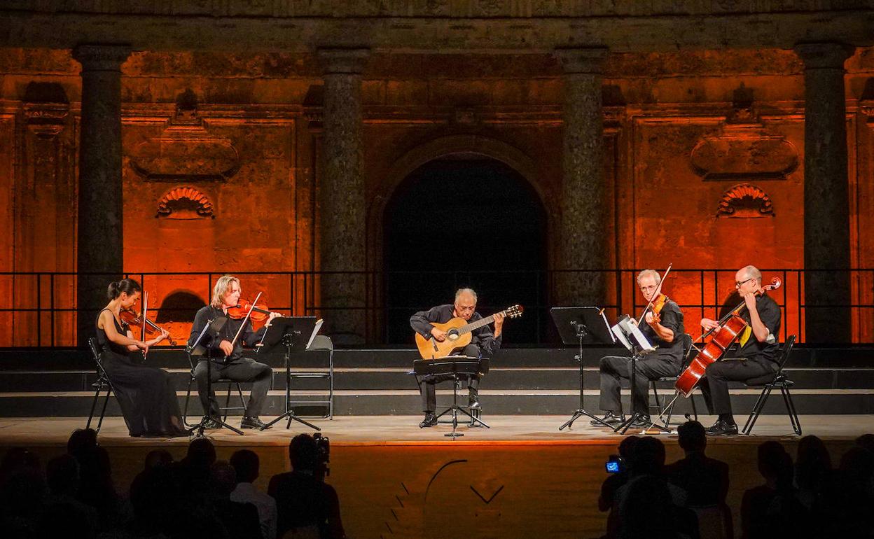 Pepe Romero, en el centro, con el cuarteto de la OCG.