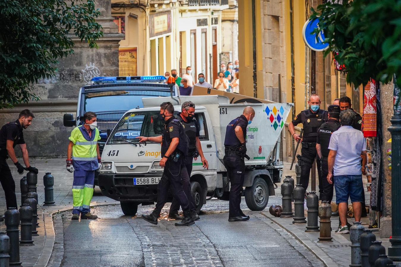 Fotos: Tiroteo en Granada: La Policía reduce a un hombre de nacionalidad extranjera junto a la Catedral