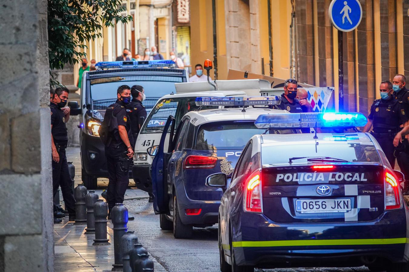Fotos: Tiroteo en Granada: La Policía reduce a un hombre de nacionalidad extranjera junto a la Catedral