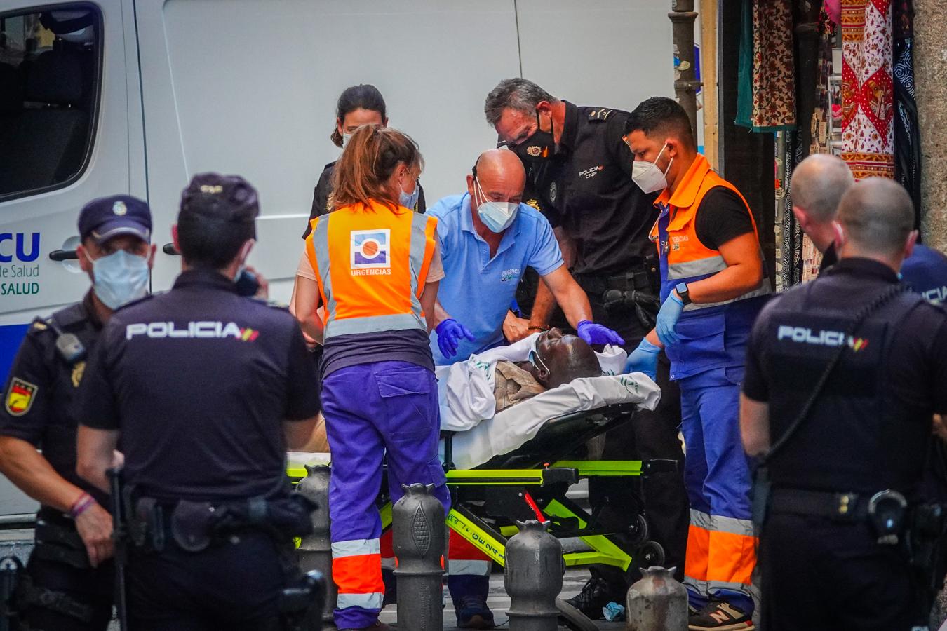 Fotos: Tiroteo en Granada: La Policía reduce a un hombre de nacionalidad extranjera junto a la Catedral