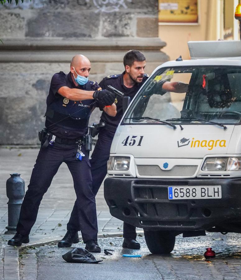Fotos: Tiroteo en Granada: La Policía reduce a un hombre de nacionalidad extranjera junto a la Catedral
