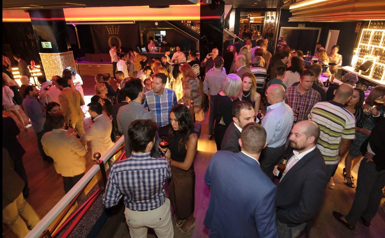 Los clientes de discotecas tendrán que identificarse y no podrán usar las barras ni tomar cachimbas