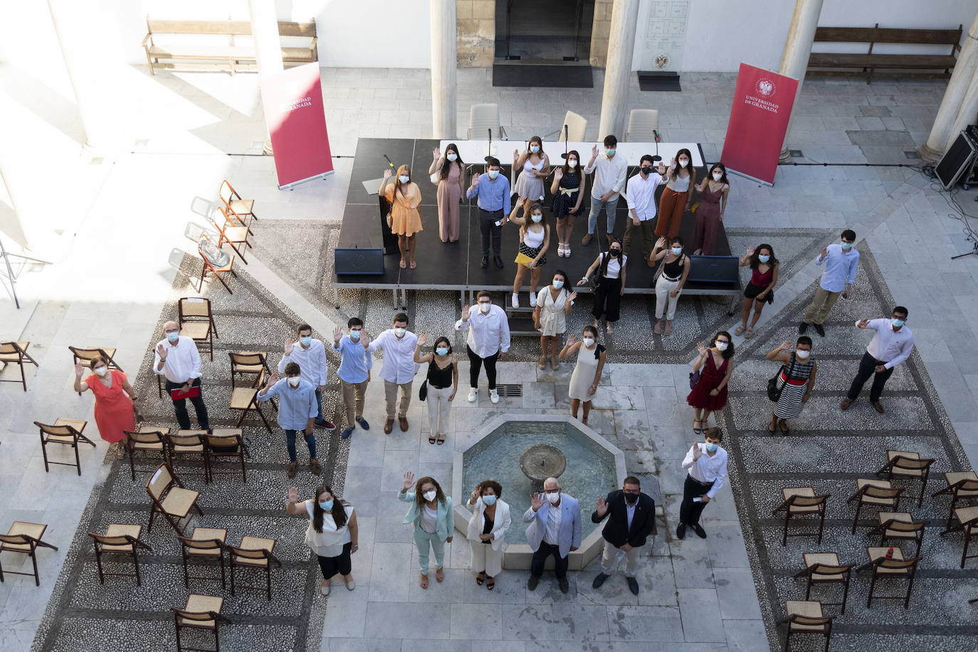 Todos los jóvenes premiados ayer en el patio del Hospital Real. 