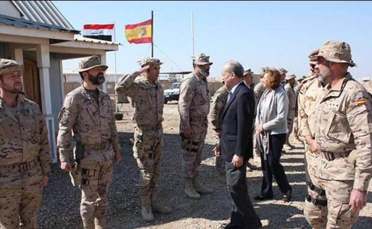 El hoy general Salom con el embajador de España en Irak