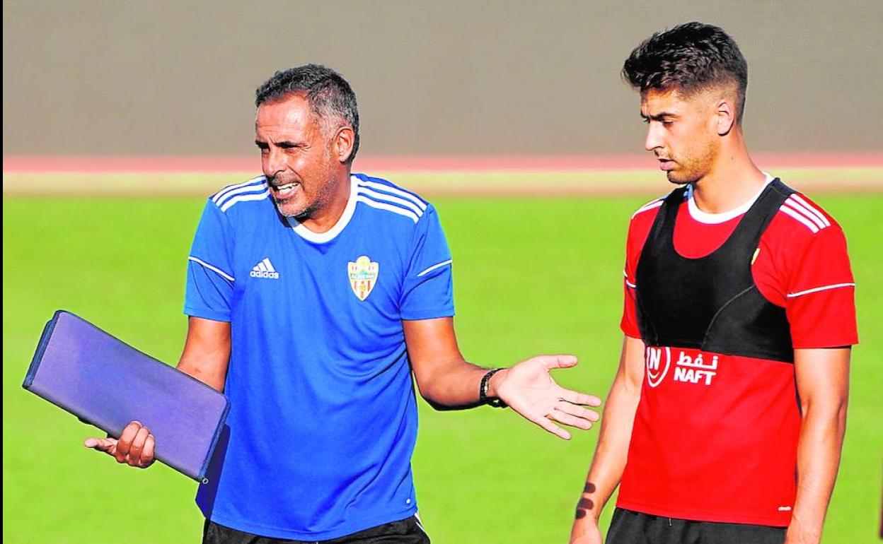 El nuevo entrenador de la UDA, José Gomes, ya entrenó ayer a los jugadores rojiblancos.