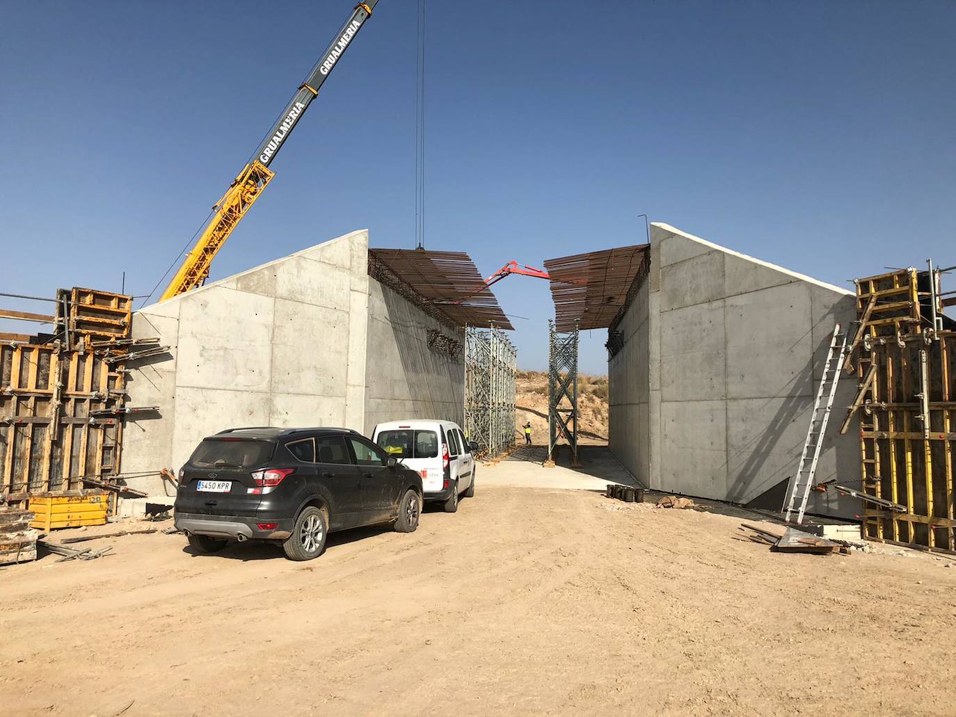 Visita a las obras del AVE entre Níjar y la capital, en donde los tajos comienzan ya con importantes obras civiles para el tendido de viaductos y la ejecución de pasos inferiores y vías de desagüe. 