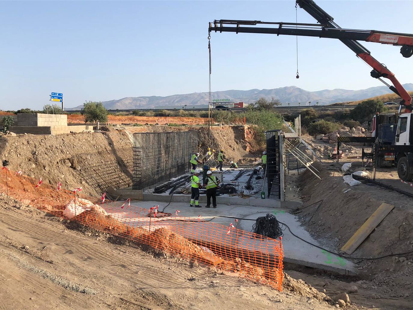 Visita a las obras del AVE entre Níjar y la capital, en donde los tajos comienzan ya con importantes obras civiles para el tendido de viaductos y la ejecución de pasos inferiores y vías de desagüe. 