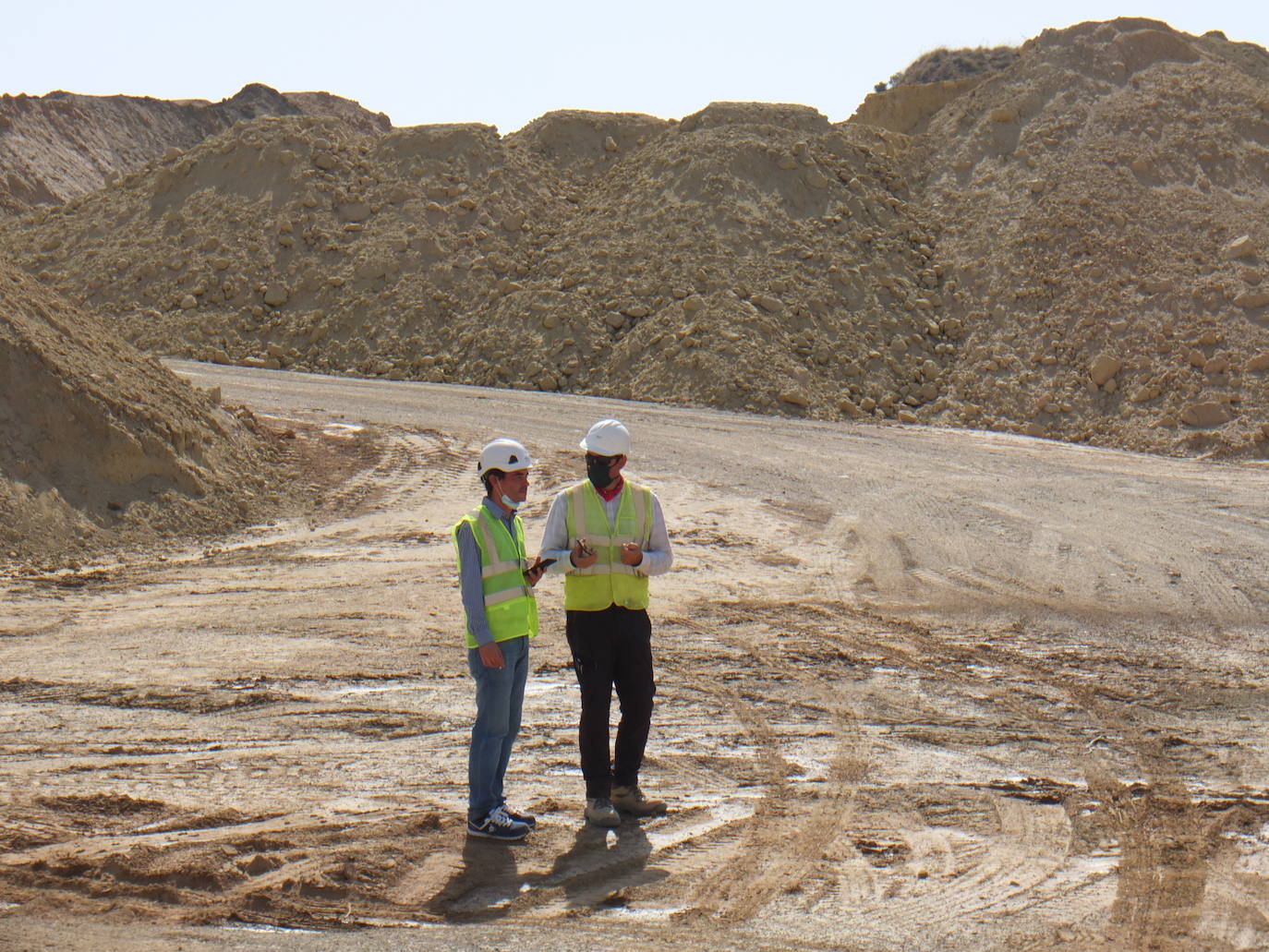 Visita a las obras del AVE entre Níjar y la capital, en donde los tajos comienzan ya con importantes obras civiles para el tendido de viaductos y la ejecución de pasos inferiores y vías de desagüe. 