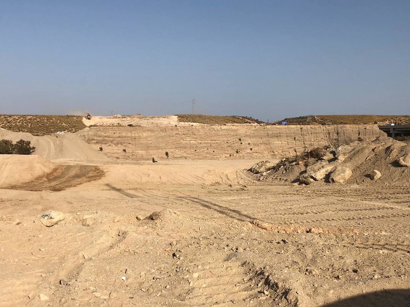 Visita a las obras del AVE entre Níjar y la capital, en donde los tajos comienzan ya con importantes obras civiles para el tendido de viaductos y la ejecución de pasos inferiores y vías de desagüe. 