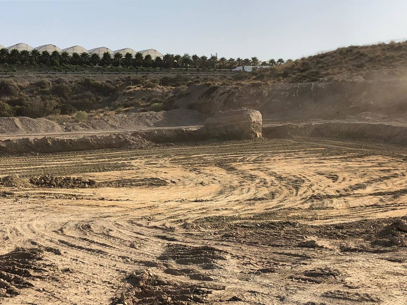Visita a las obras del AVE entre Níjar y la capital, en donde los tajos comienzan ya con importantes obras civiles para el tendido de viaductos y la ejecución de pasos inferiores y vías de desagüe. 