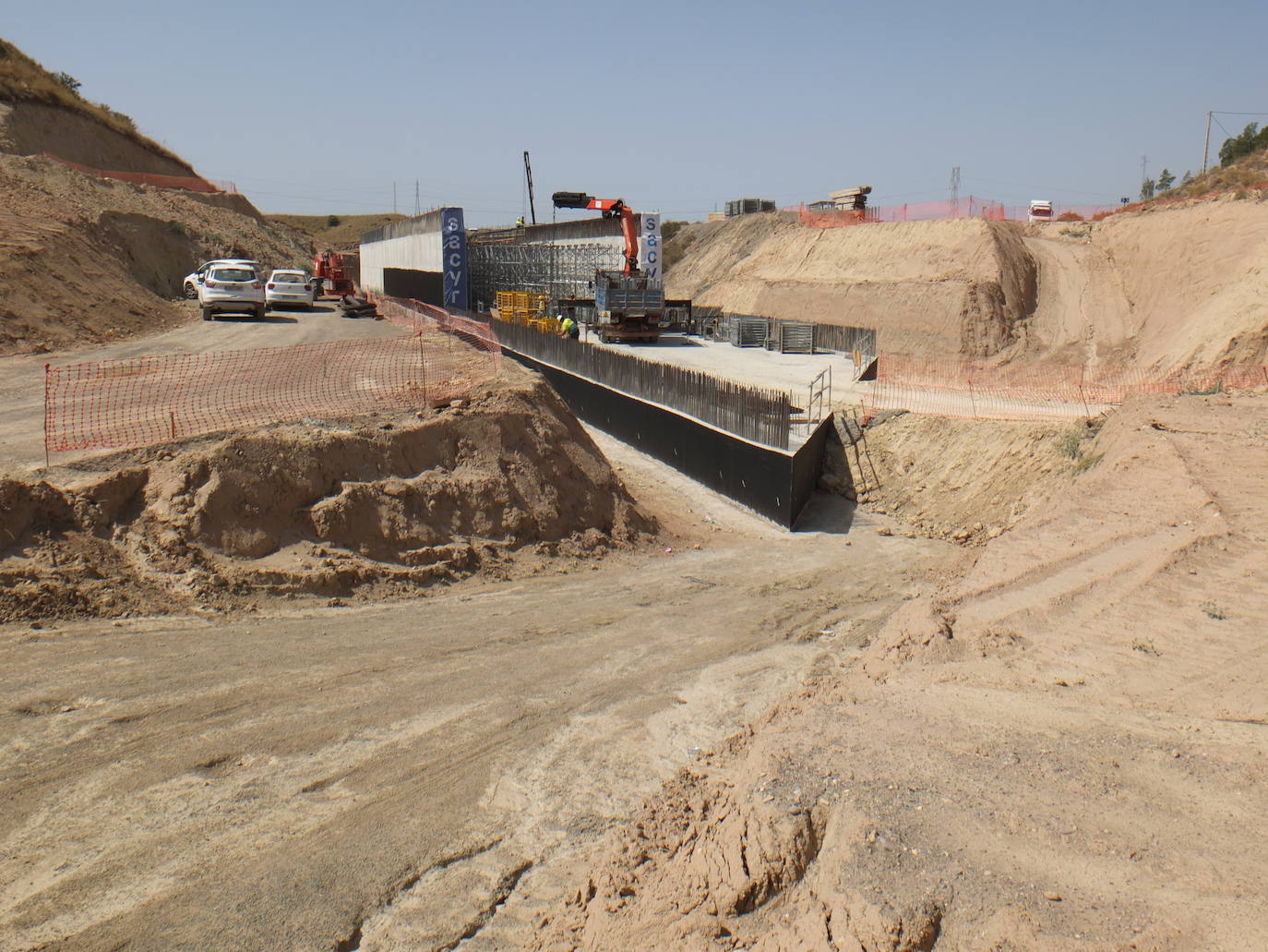 Visita a las obras del AVE entre Níjar y la capital, en donde los tajos comienzan ya con importantes obras civiles para el tendido de viaductos y la ejecución de pasos inferiores y vías de desagüe. 