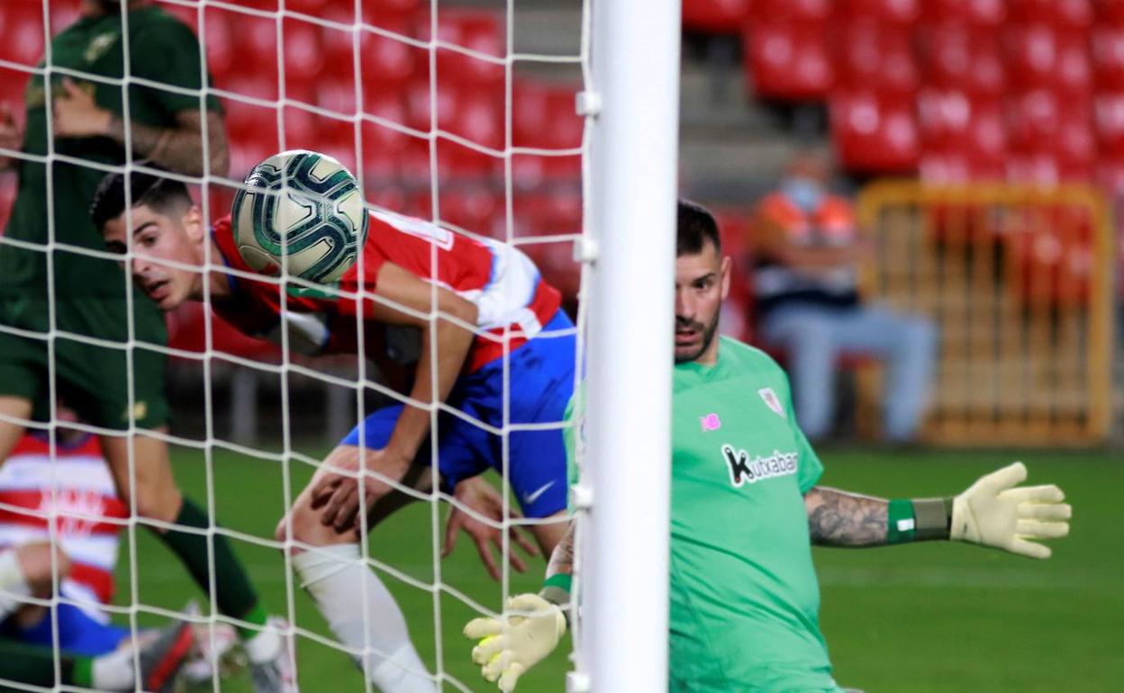 Carlos Fernández supera a Iago Herrerín para anotar el tercer gol del Granada en el último partido de Liga contra el Athletic. 