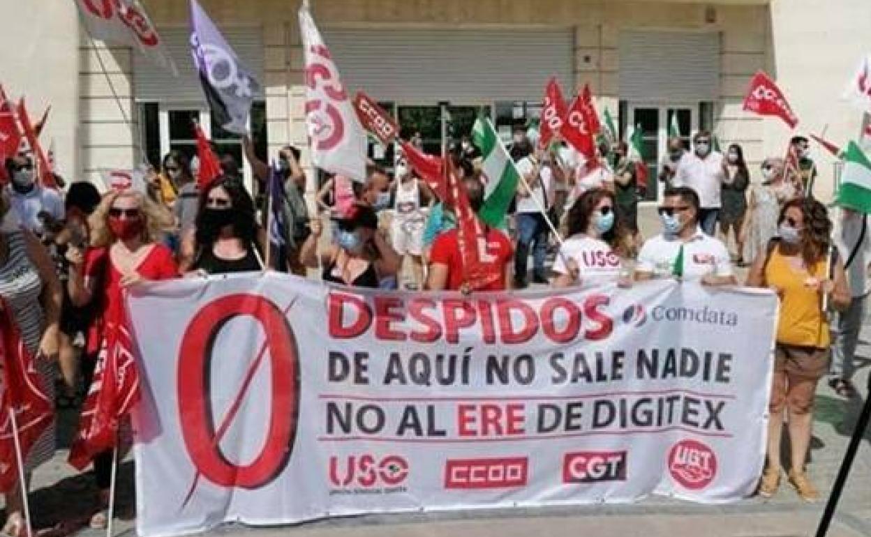 Concentración del comité de empresa de Comdata La Carolina, hace unos días, frente a la Subdelegación del Gobierno. 