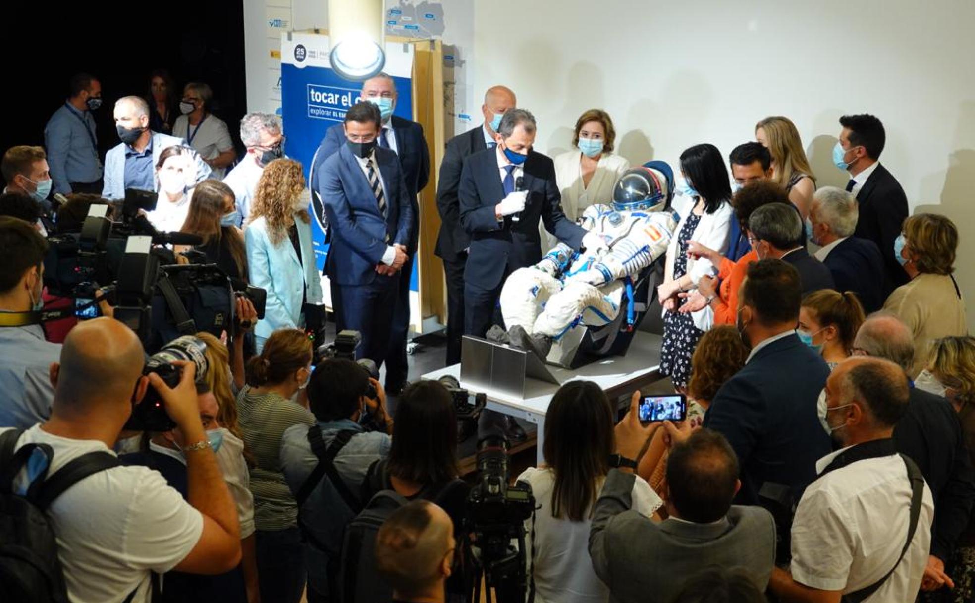 Pedro Duque explica a las autoridades y a la prensa cómo funcionaba su traje, que ya se expone en el Parque de las Ciencias. 