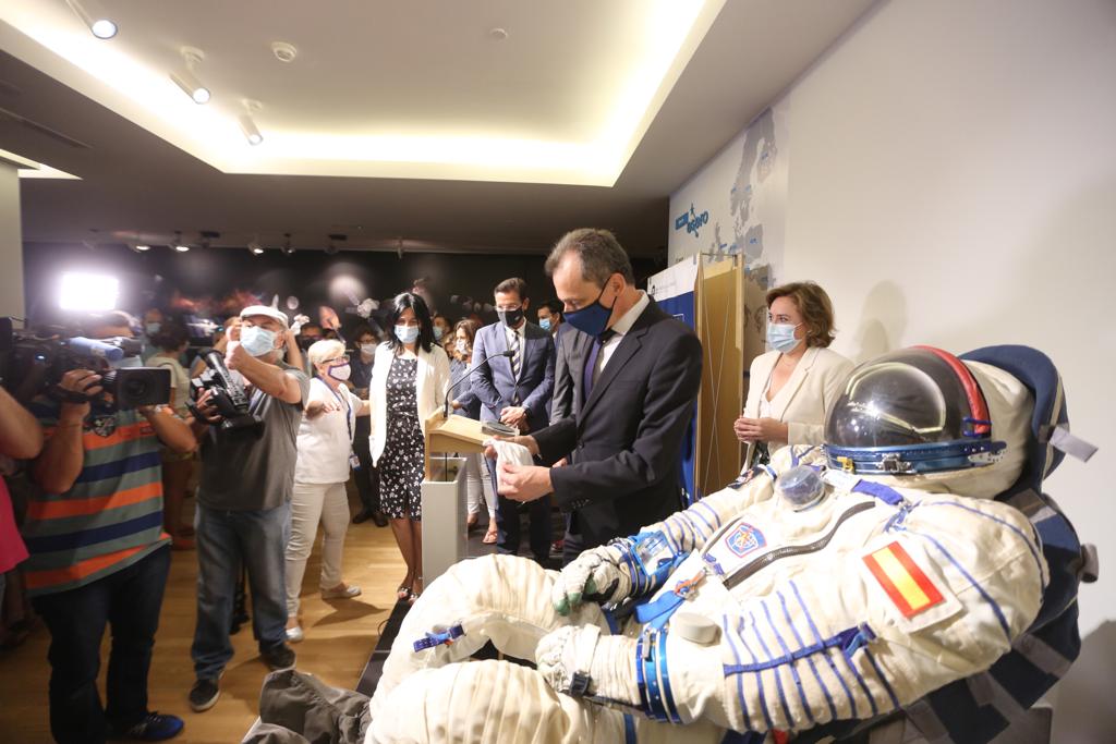 Ha mostrado un traje espacial, ha hablado sobre la vacuna del coronavirus y ha aprovechado para anunciar su candidatura a la presidencia de la Agencia Espacial Europea