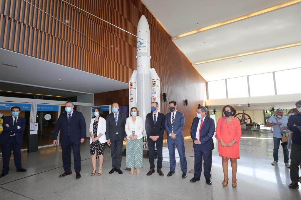 Ha mostrado un traje espacial, ha hablado sobre la vacuna del coronavirus y ha aprovechado para anunciar su candidatura a la presidencia de la Agencia Espacial Europea