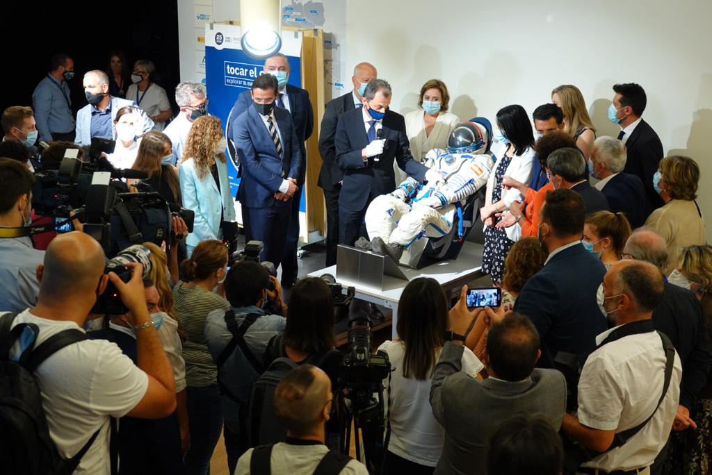 Ha mostrado un traje espacial, ha hablado sobre la vacuna del coronavirus y ha aprovechado para anunciar su candidatura a la presidencia de la Agencia Espacial Europea