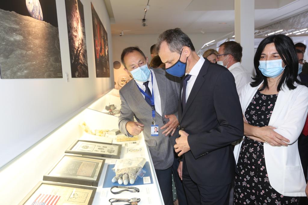 Ha mostrado un traje espacial, ha hablado sobre la vacuna del coronavirus y ha aprovechado para anunciar su candidatura a la presidencia de la Agencia Espacial Europea